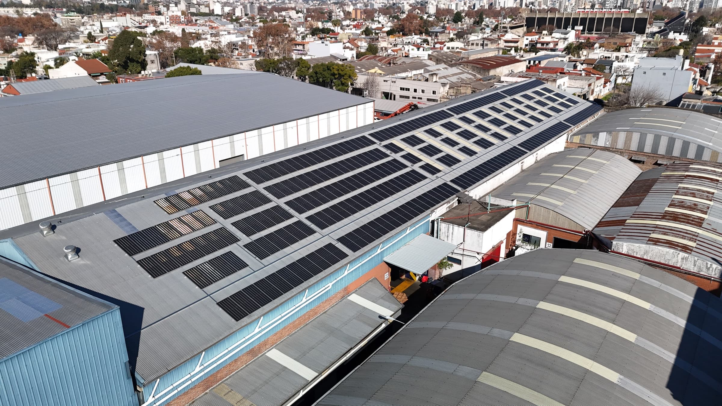 Techo industrial de Colombraro cubierto de paneles solares