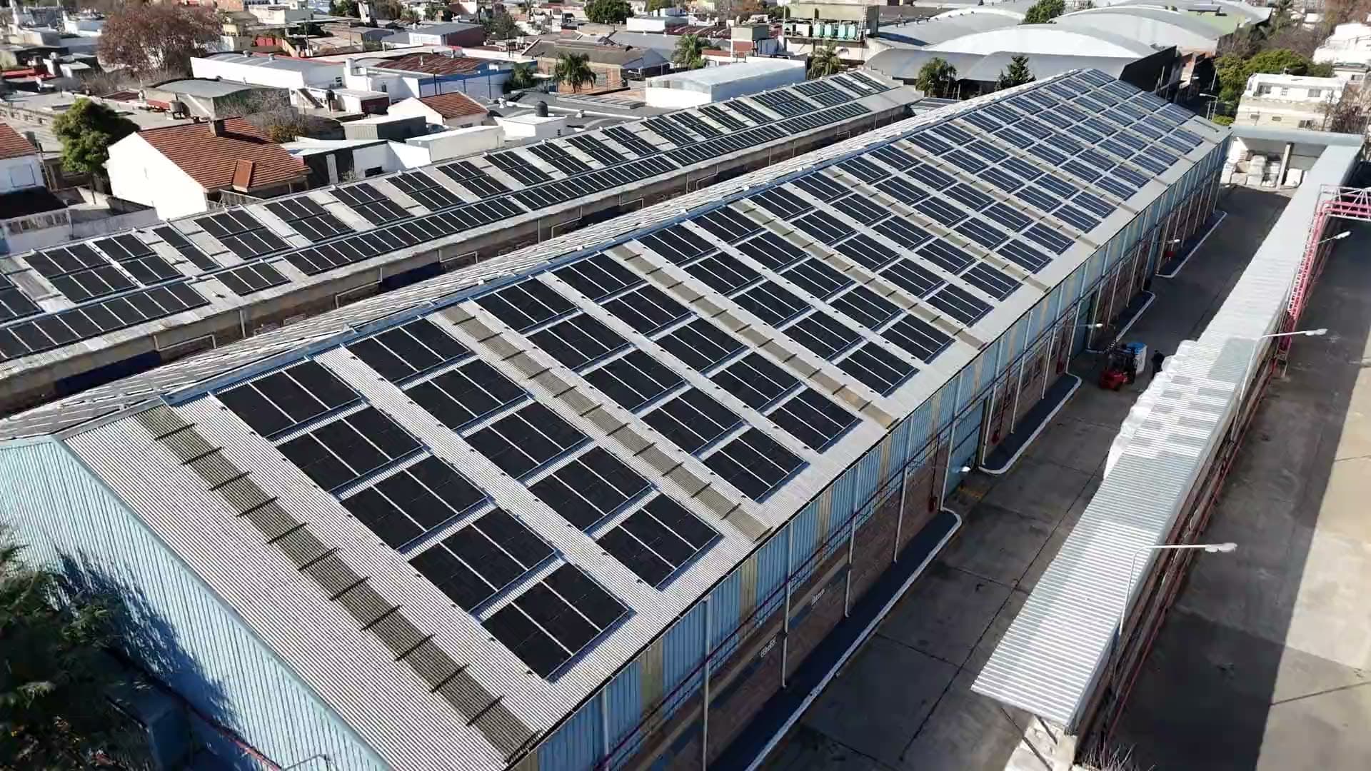 Vuelo de dron sobre las naves de Colombraro con los techos cubiertos de paneles solares