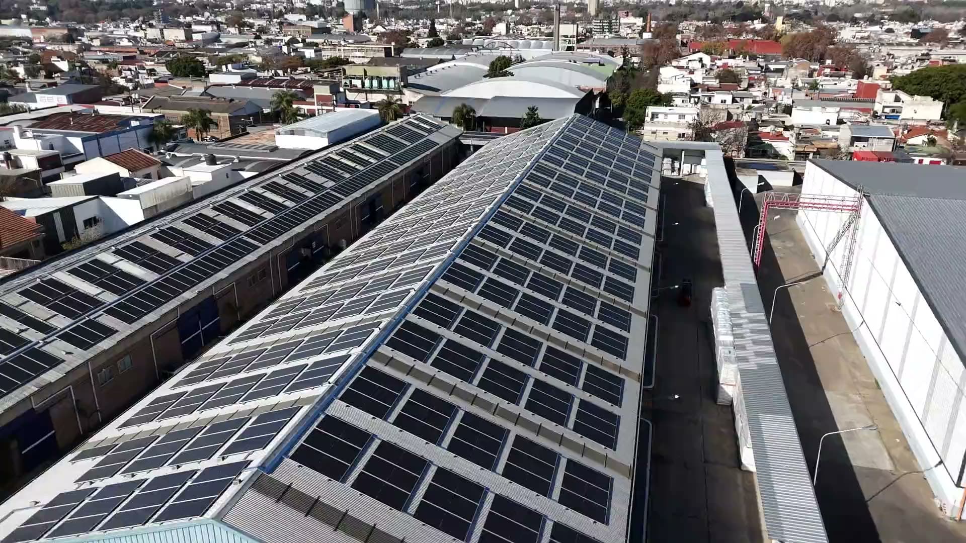 Techos industriales de Colombraro con paneles solares, vistos desde el dron