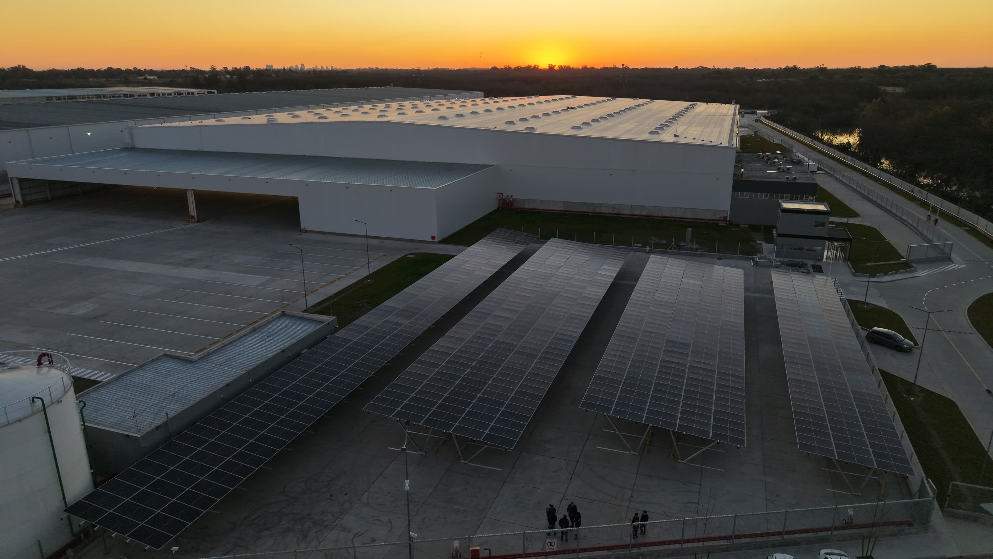 Carport solar de Coca-Cola FEMSA al atardecer, instalado por Sustentator