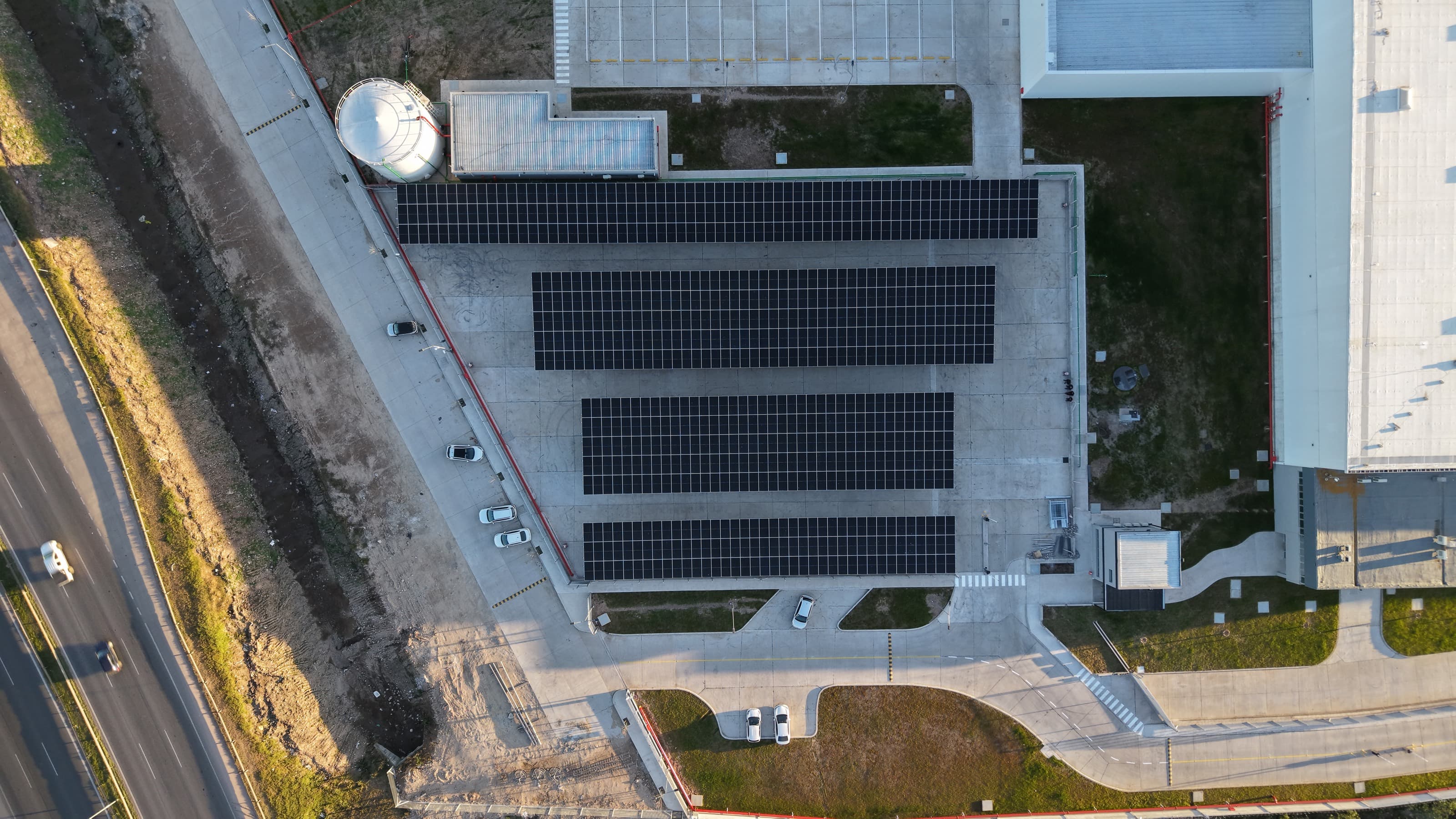 Vista cenital del carport solar junto al centro de distribución
