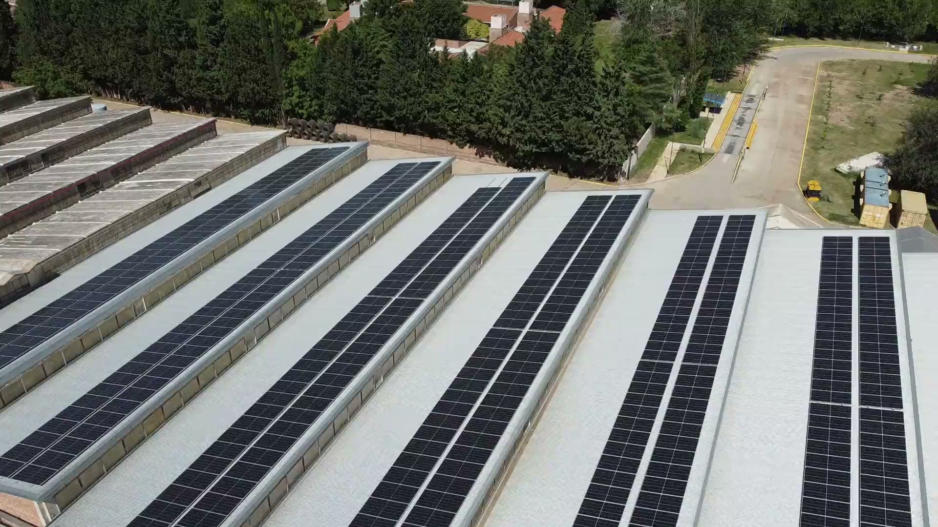Dron sobre los techos de Ortiz cubiertos de paneles solares