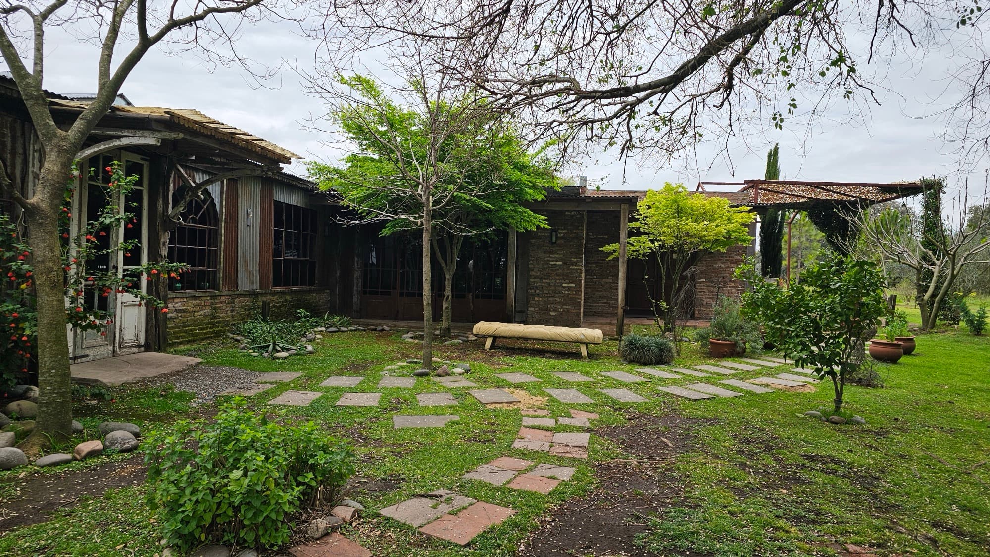 Restaurante de La Pebeta y su jardín