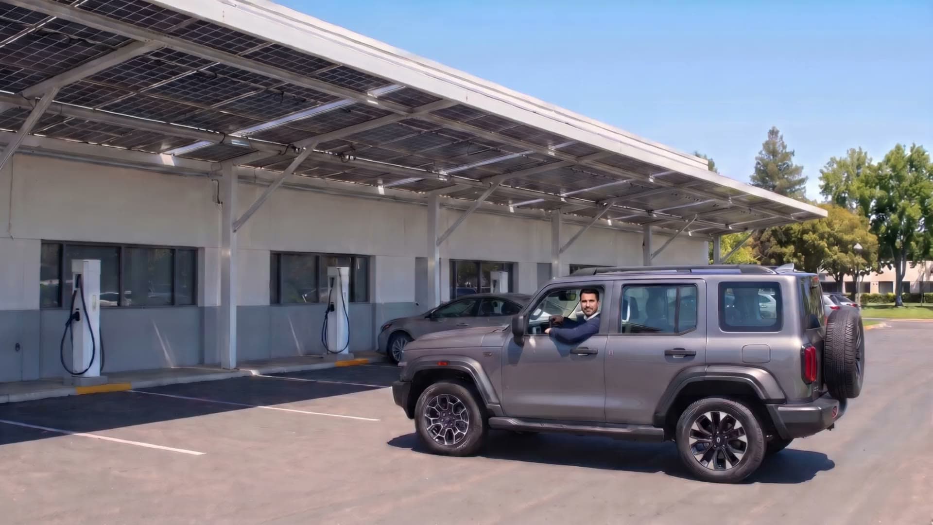 Llega a la oficina y estaciona bajo el carport solar con cargadores