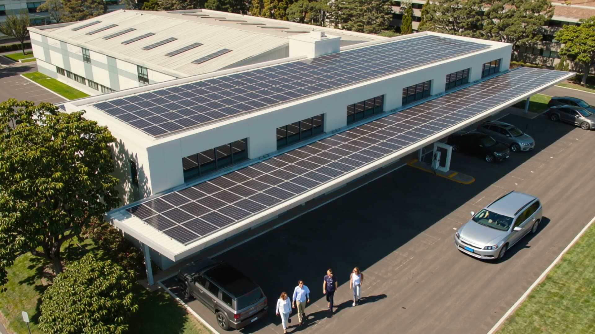 Vista aérea de la oficina con el techo y el carport cubiertos de paneles solares