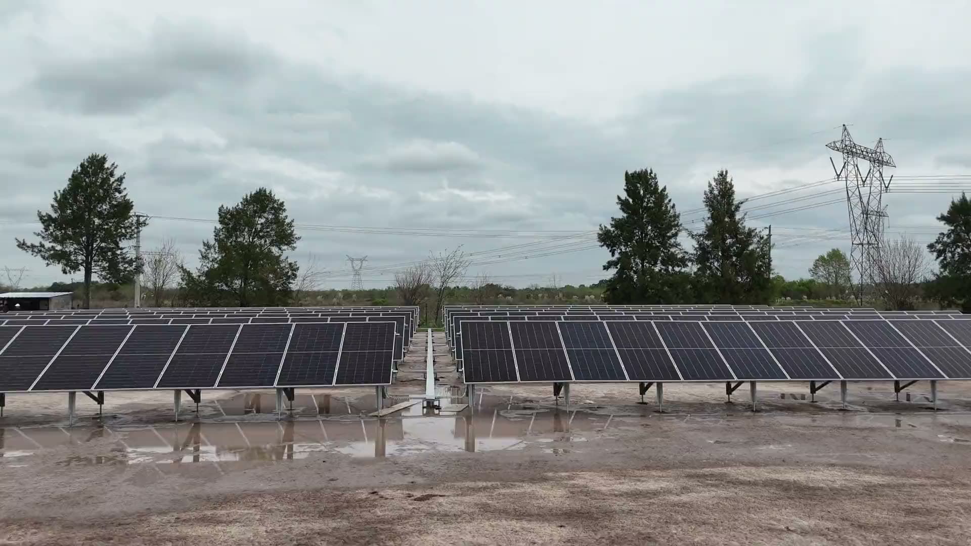 Vuelo de dron sobre las filas de paneles del parque solar de La Pebeta